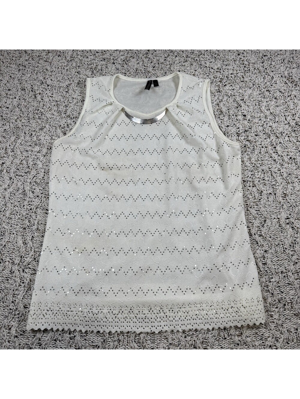 Allie & Rob Women's Eyelet Sleeveless Top Size L Beige Pleated Shoulder Rnd Neck